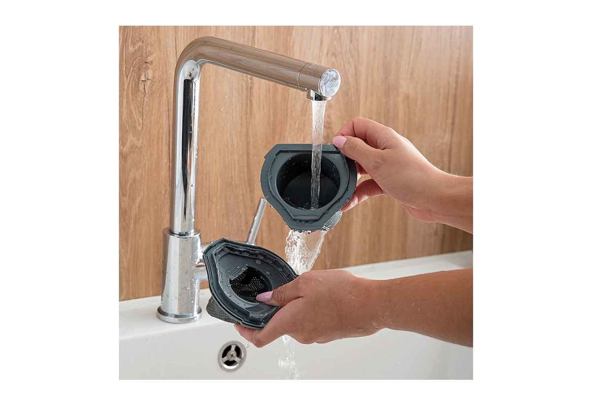 Απεικονίζεται το φίλτρο κατα την πλύση 